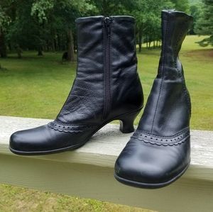 La CANADIENNE black leather boots (womens 8)